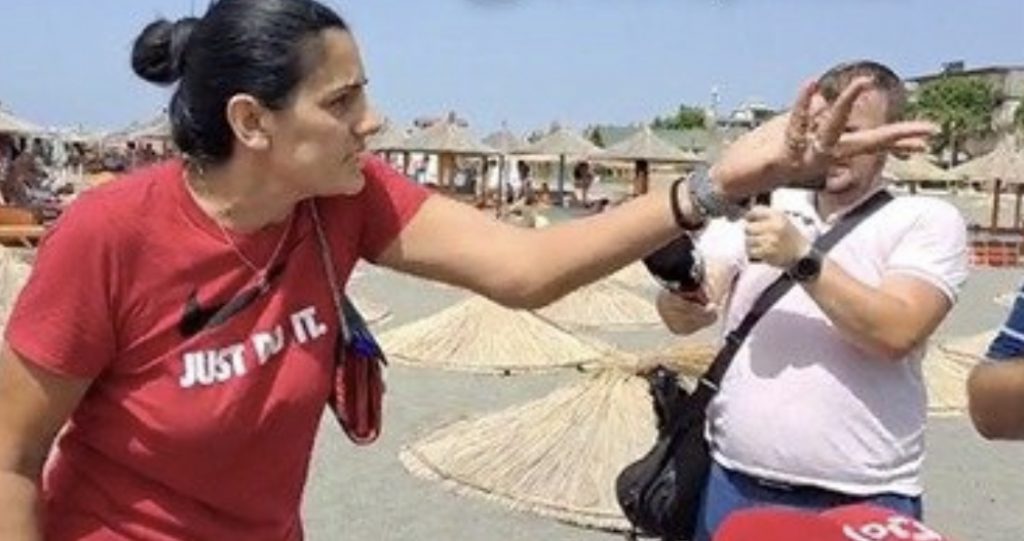 Kaosi në Velipojë, pronarja e hotelit përplaset me policët