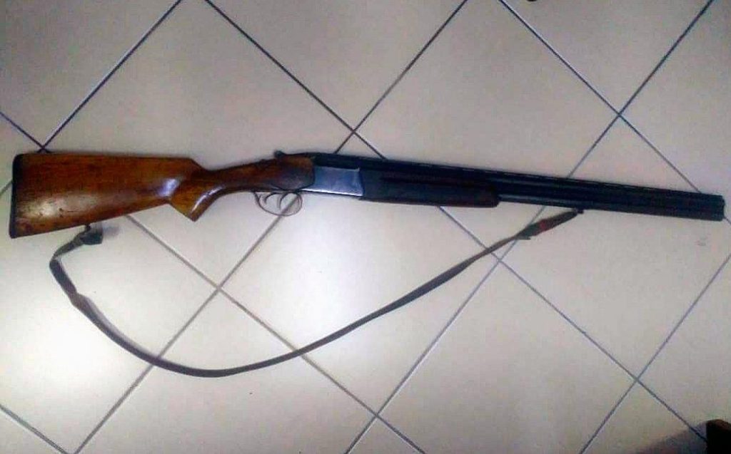 I moshuari i jep fund jetës duke u vrarë më armën e gjahut