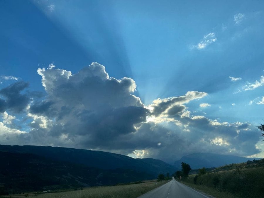 Të premten, shtrëngata e rrebeshe, priten edhe rrufe e breshër