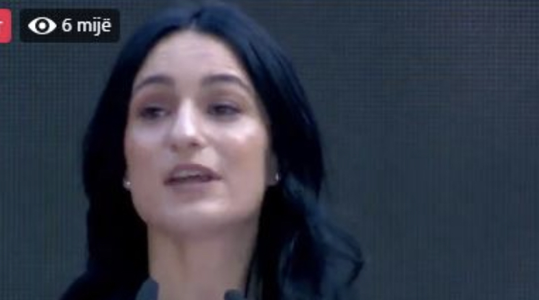 E bija e Finos  emocionon me fjalimin në Kongresin e PS: Kemi pasur vetëm një konflikt, fitoi ai, me ikjen e tij më solli në PS…