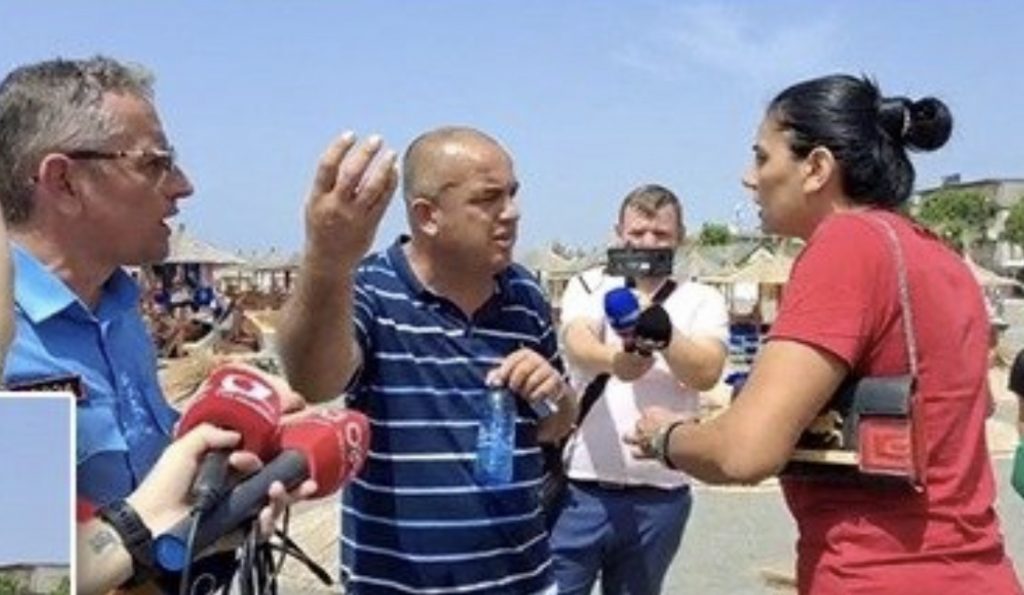 Policia zbarkon në Velipojë, nis aksioni për heqjen e shezlongëve dhe çadrave pa leje nga plazhi