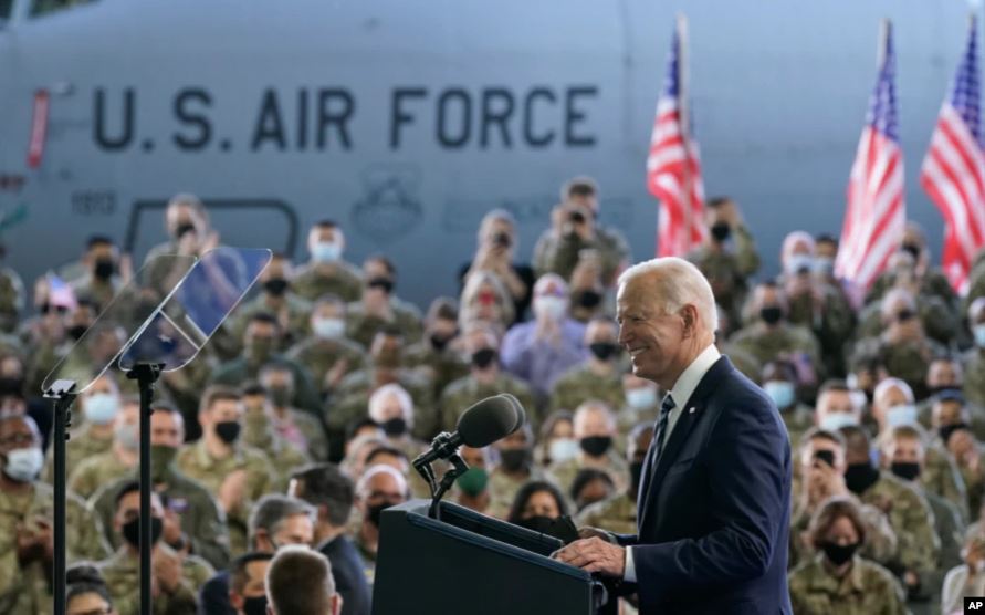 Presidenti Biden mbërrin në Evropë