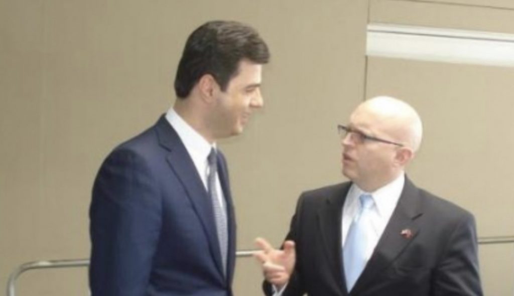 Reeker në Tiranë, takim me Bashën në selinë e PD