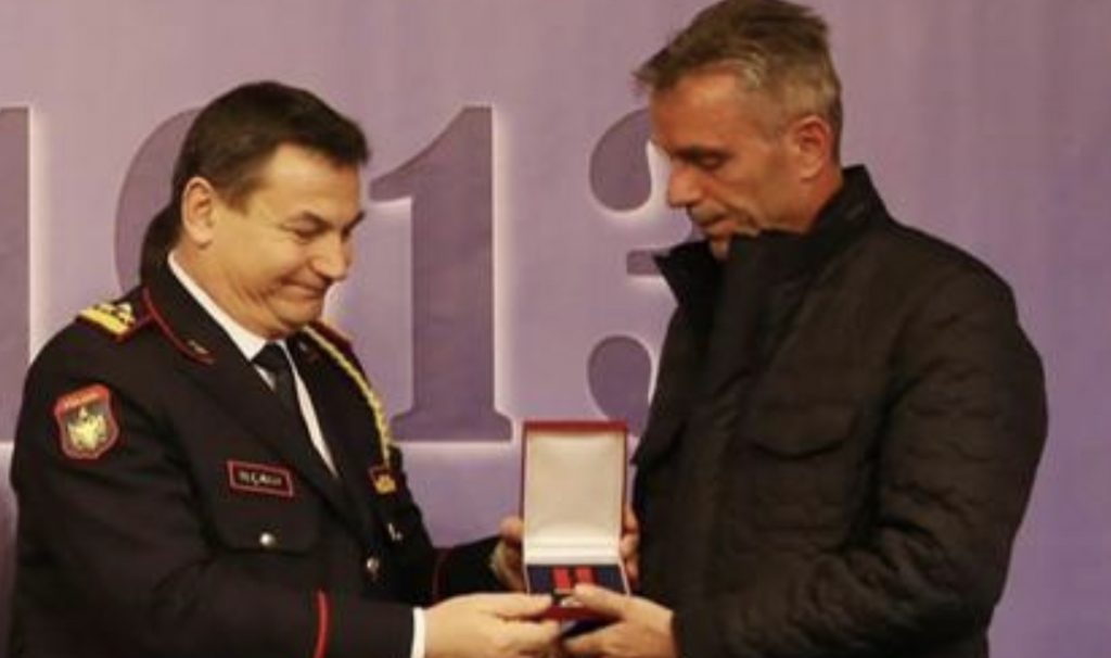 Polici me medalje nderi arrestohet për dhunë në familje (FOTO)