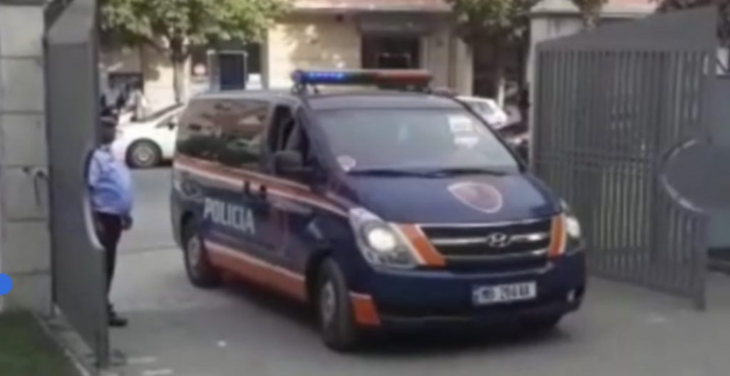 Polici i dehur aksidentoi një person dhe ia mbathi, arrestohet nga kolegët
