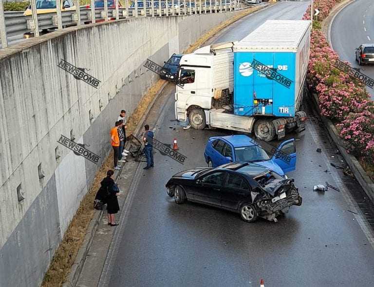 Aksident  në rrethrrotullimin e  Saukut, kamioni merr përpara dy makina