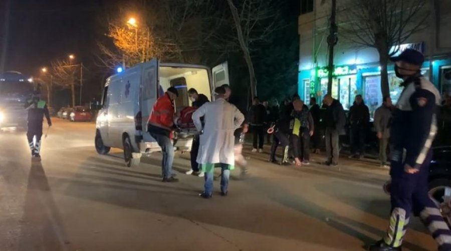 Makina merr para dy këmbësoret në bulevard, dërgohen në spital