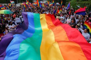 Kamionçina hyn në turmën e komunitetit LGBTQ, një i vdekur dhe dy të plagosur