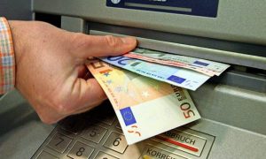 Gjysma e të punësuarve në Shqipëri marrin më pak se 320 euro në muaj