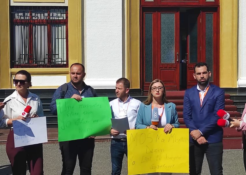 Gazetarët protestojnë para Kuvendit: Po cënohet puna jonë. Pse kanë frikë deputetët?! (FOTO)