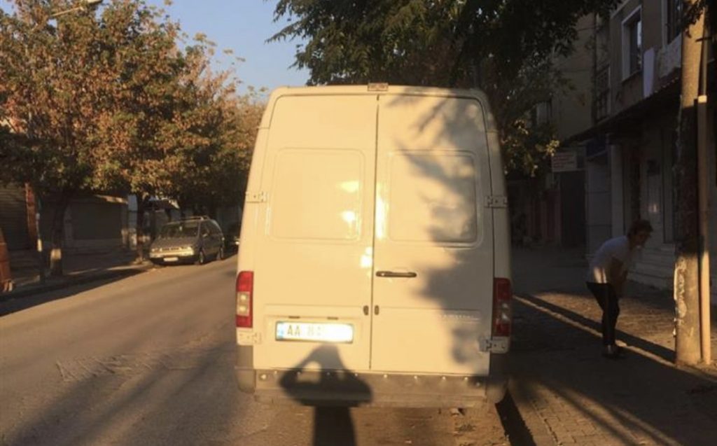 Persona të maskuar grabisin një furgon mallrash