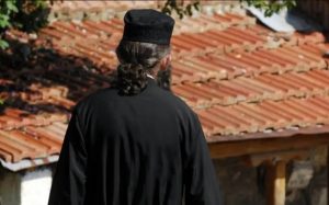 27-vjeçarja dhe motra e saj denoncojnë priftin: Më përdhunoi kur isha 13 vjeç!