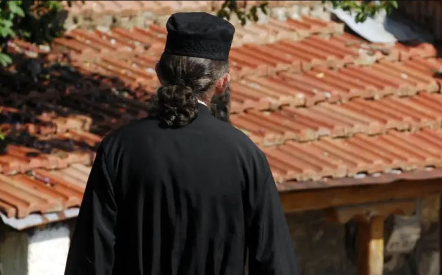 27-vjeçarja dhe motra e saj denoncojnë priftin: Më përdhunoi kur isha 13 vjeç!