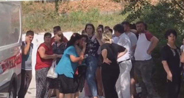 Minibusi bie në përrua në Gramsh