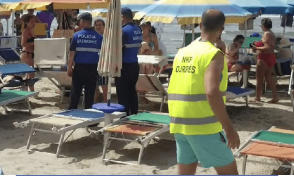 Hiqen 490 çadra dhe 980 shezlongë në plazhin e Golemit dhe Spilles