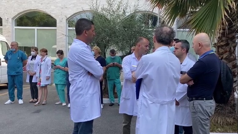 Mjekët e Spitalit të Traumës sërish në protestë për kolegët e arrestuar: Gjeni prova dhe pastaj të mbahen në burg