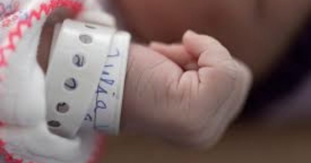 Vdes disa orë pas lindjes një foshnje në maternitet