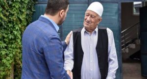 Memli Krasniqi u shkon për vizitë familjarëve të Hashim Thaçit e Kadri Veselit