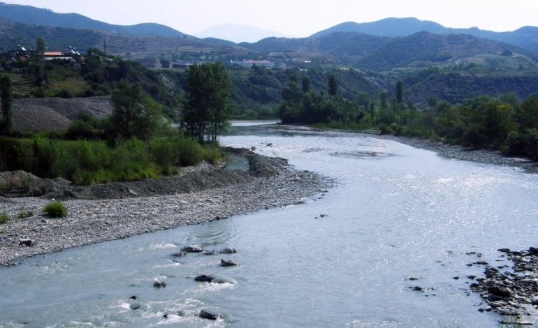 E trishtë/ Mbytet 14-vjeçarja në Berat