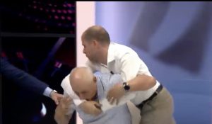 Plas grushti në emision live
