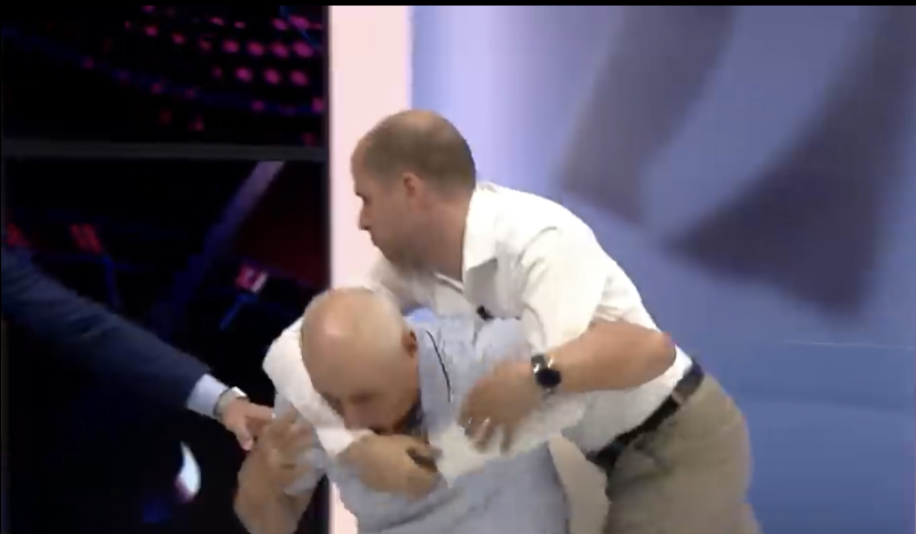 Plas grushti në emision live