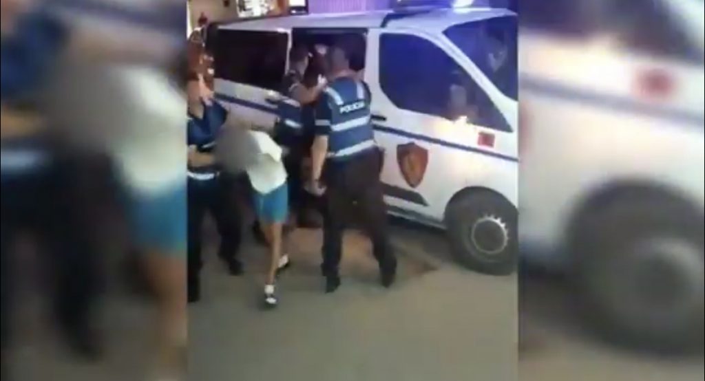 Kapen me armë në makinë, shoferi pa patente dhe mjeti më targa të falsifikuara