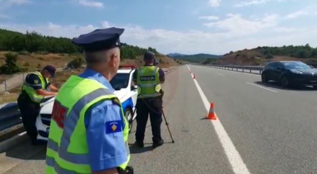 Policia arreston 12 drejtues mjetesh
