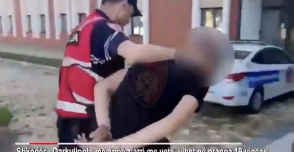 Kapet 19 vjeçari me kallashnikov në Shkodër