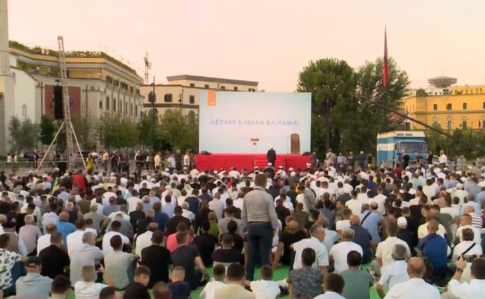 Ambasada amerikane uron të gjithë besimtarët myslimanë për festën e Kurban Bajramit.