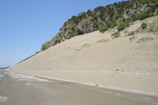Tjetërsoi pronat në Shëngjin, ekstradohet juristi i Hipotekës!