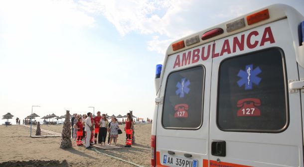 E rëndë, pushuesi mbytet duke u larë në det