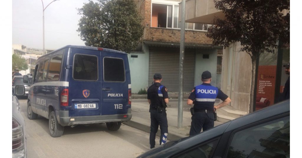 Plagoset me armë zjarri një person, policia shpall në kërkim autorin