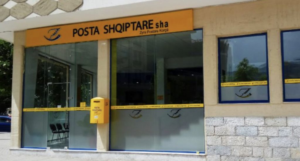 Përfituan 23 milionë lekë me kontrata false, arrestohen ish-drejtor i Postës në Korçë dhe ish-specialisti