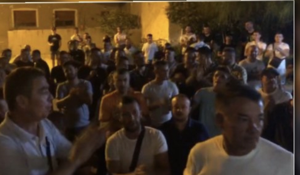 Protestuan nën tingujt e himnit kombëtar në policia i arrestoi në darkë