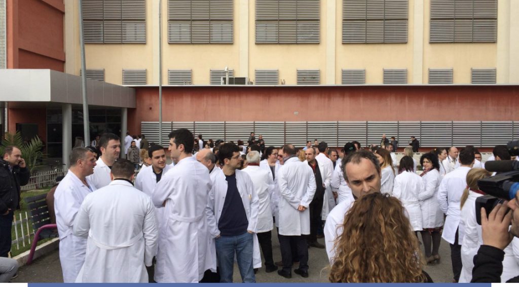 Mjekët në protestë: Njerëzit kanë dhënë bakshish dhe do vijojnë të japin, nuk paraqesim rrezik