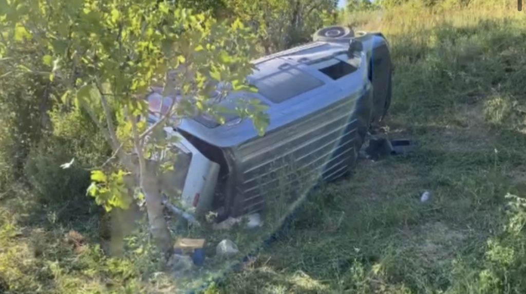 Makina bie në humnerë  plagosen 5 persona, dyshohet edhe për viktima