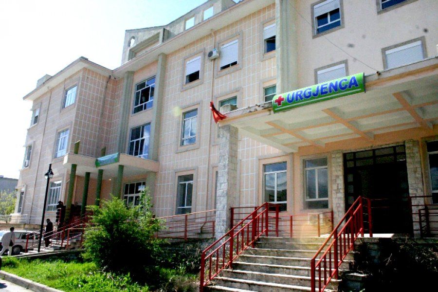 Pezullohen nga detyra dy mjekët në Gjirokastër dhe u ndalohet dalja jashtë vendit