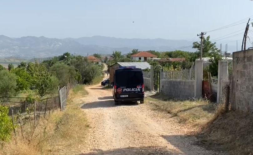 Babai dhe tre djemtë u qëlluan me çifte pas sherrit për pronën / Shpallet një tjetër person në kërkim për vrasjen në Lushnjë,