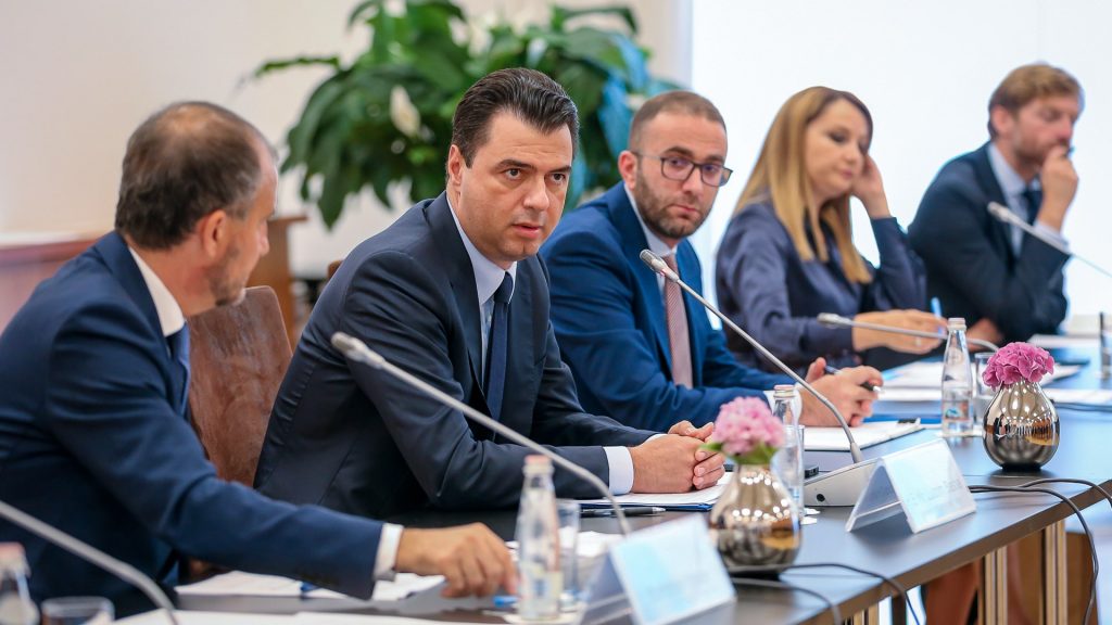 Basha pas takimit me ambasadorët e vendeve të BE: Do të kërkojmë deri në fund hetimin e krimeve zgjedhore dhe…