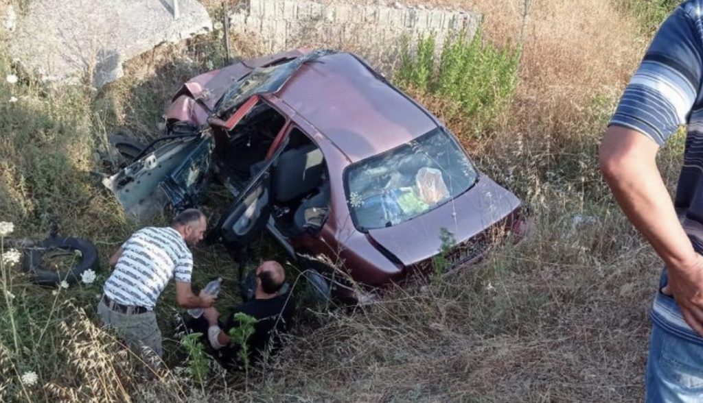 Makina del nga rruga në Levan-Tepelenë dhe përfundon në kanal