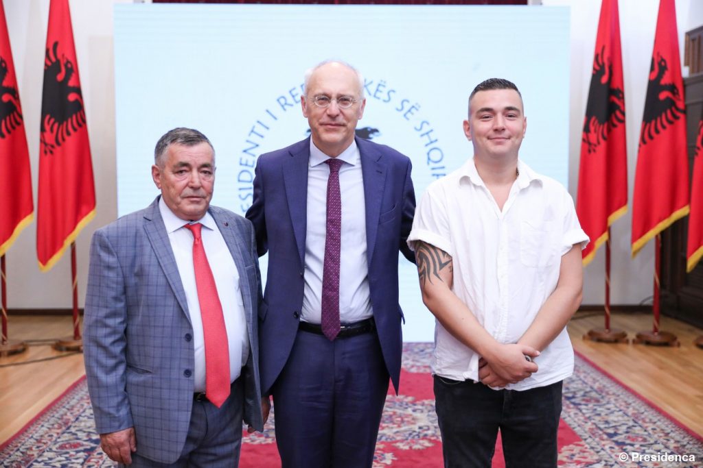 Meta dekoron Ylli Bodinakun, në ceremoni i pranishëm edhe ambasadori Peter Zingraf