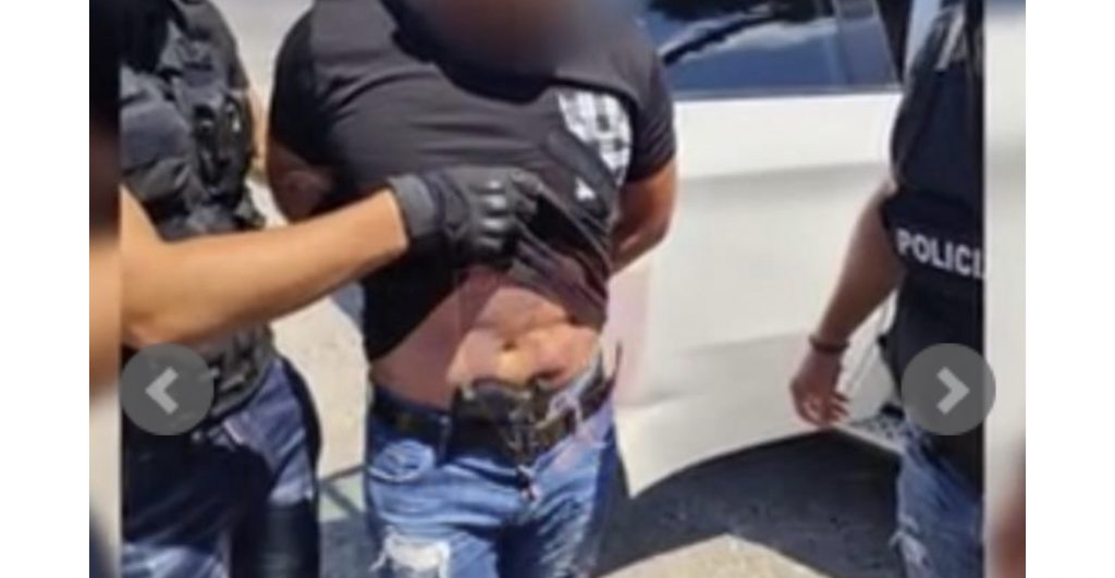 U përplasi makinën dhe u nxori armën policëve