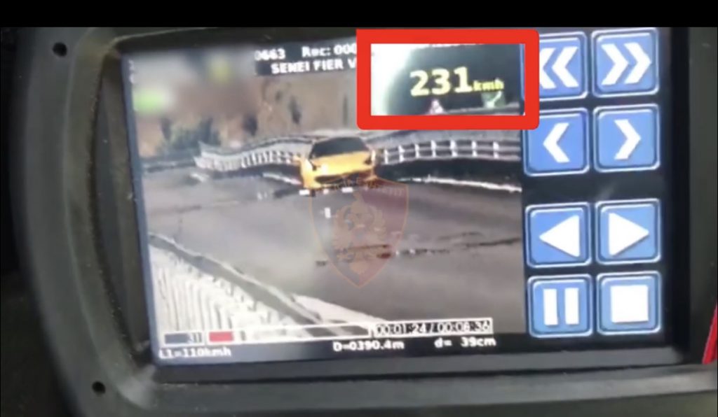 Çmenduri në Bypass-in e Fierit, “Play Boy” polak “fluturon” me Ferrarin! Ndalohet nga Policia me 231 km/h