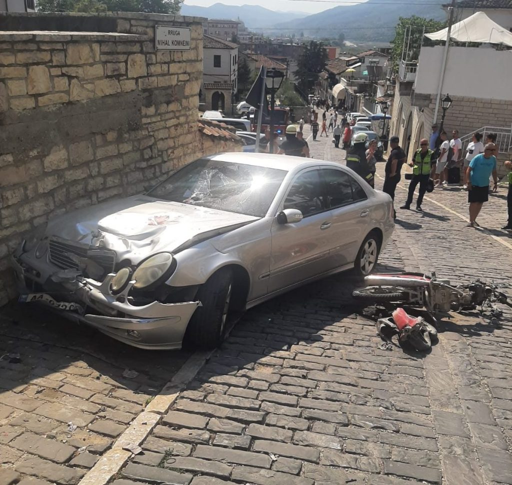 Po zbrisnin me motor nga kalaja e Beratit, përplasen me njē automjet