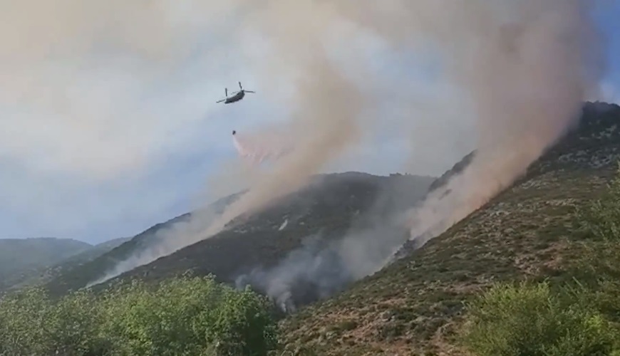 Forcat e Ushtrisë dhe helikopteri po punojnë për të shuar një vatër të re zjarri që ka rrezikuar Gjirin e Gramës