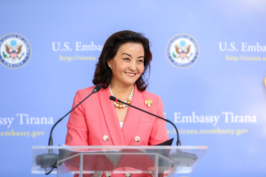 Ambasadorja Yuri Kim përshëndet vendimin e Shqipërisë për të strehuar afganët dhe përmend “Besën”: Ne jemi krenarë që ju kemi miq dhe aleatë