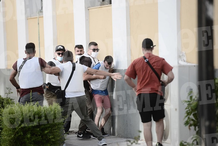 Vrau gruan 31-vjeçare, të afërmit e Anisës sulmojnë autorin teksa mbërrin në gjykatë me jelek antiplumb