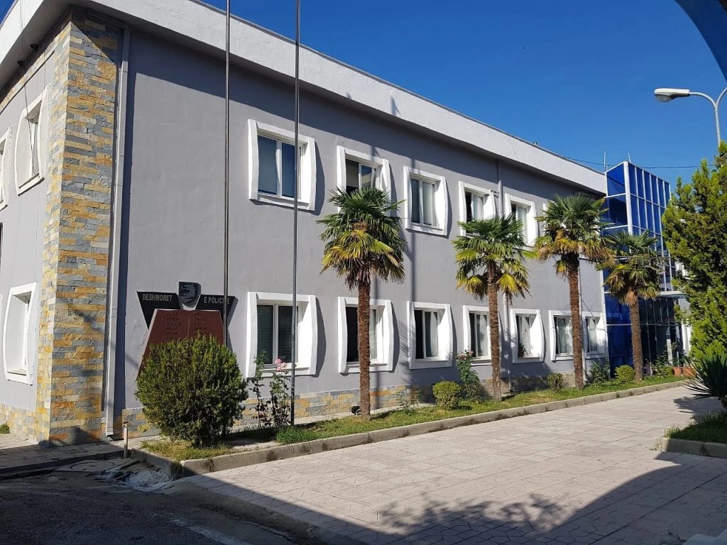 Gjendet i pajetë brenda një automjeti një person në Vlorë, policia jep detajet e para