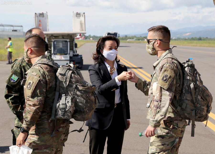 Ambasadorja Kim njofton mbërritjen e ekspertëve amerikanë në ndihmë të shuarjes së zjarreve