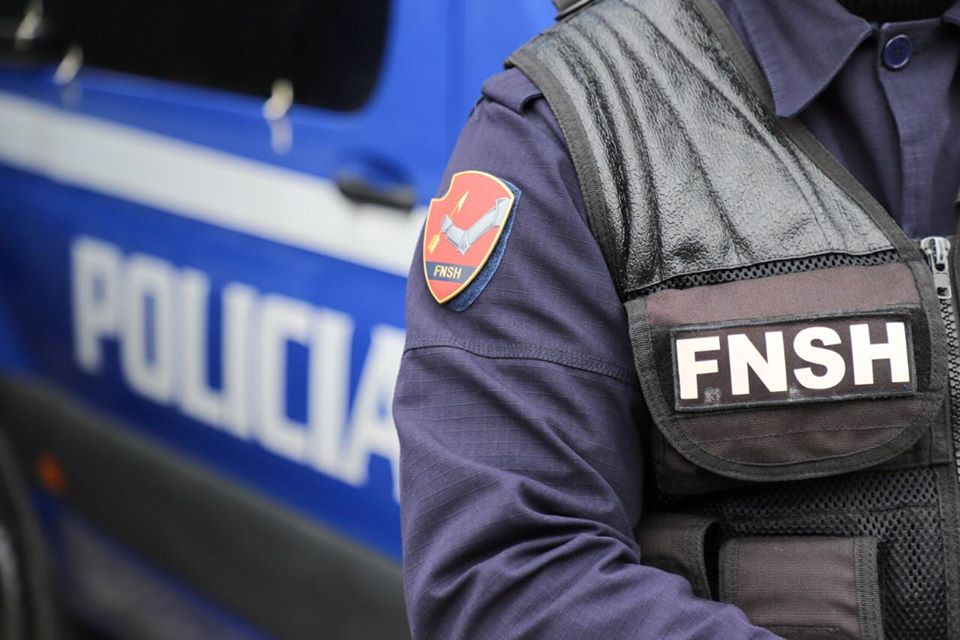 U përfshi në një sherr dhe plagosi dy persona, arrestohet efektivi i FNSH në Tiranë! SHÇBA: I intimidoi me uniformën e policisë